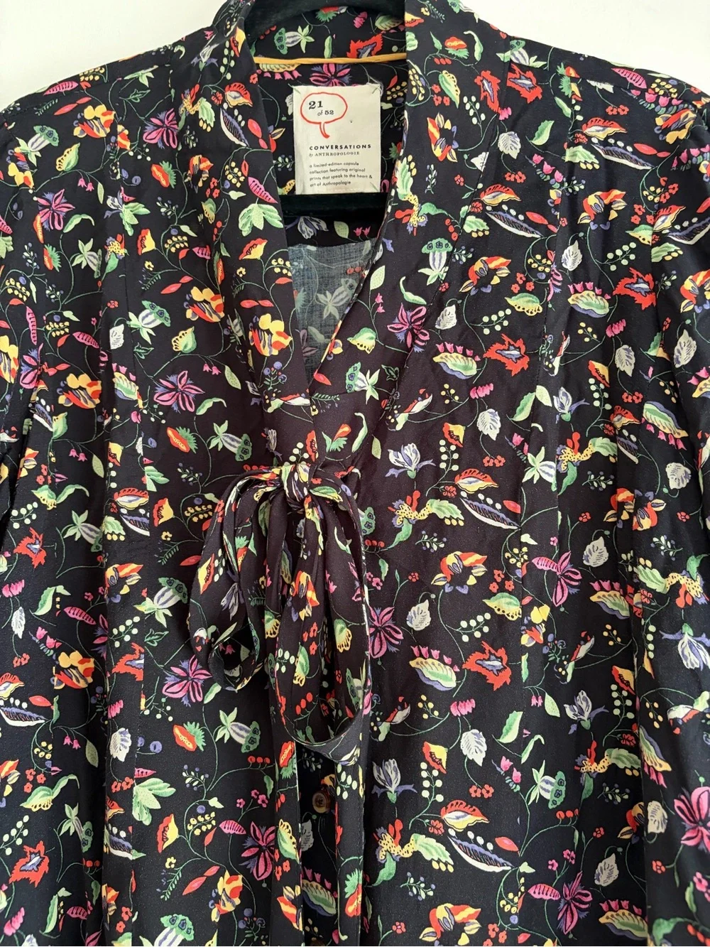 21 of 52 Anthropologie Black Floral Tie Neck Blouse Size 12 - Picture 3 of 6